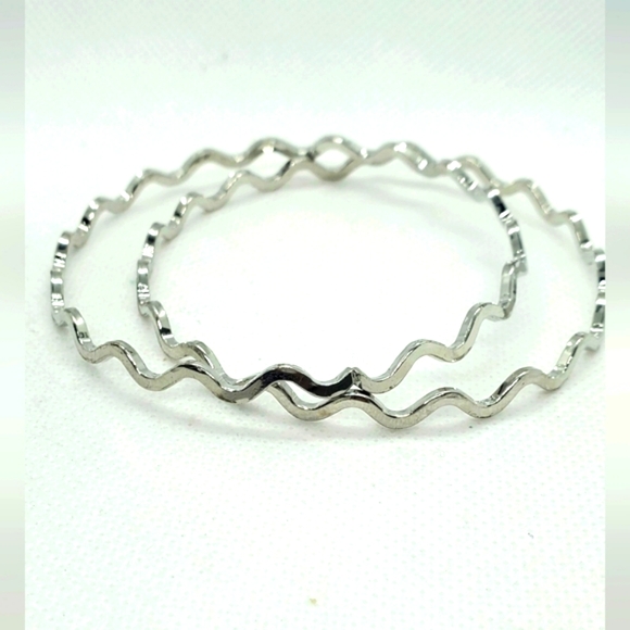 Bracelets - Set of 8 Minimalist Silver Bracelet Set with High-Shine Finish. - Picture 5 of 7